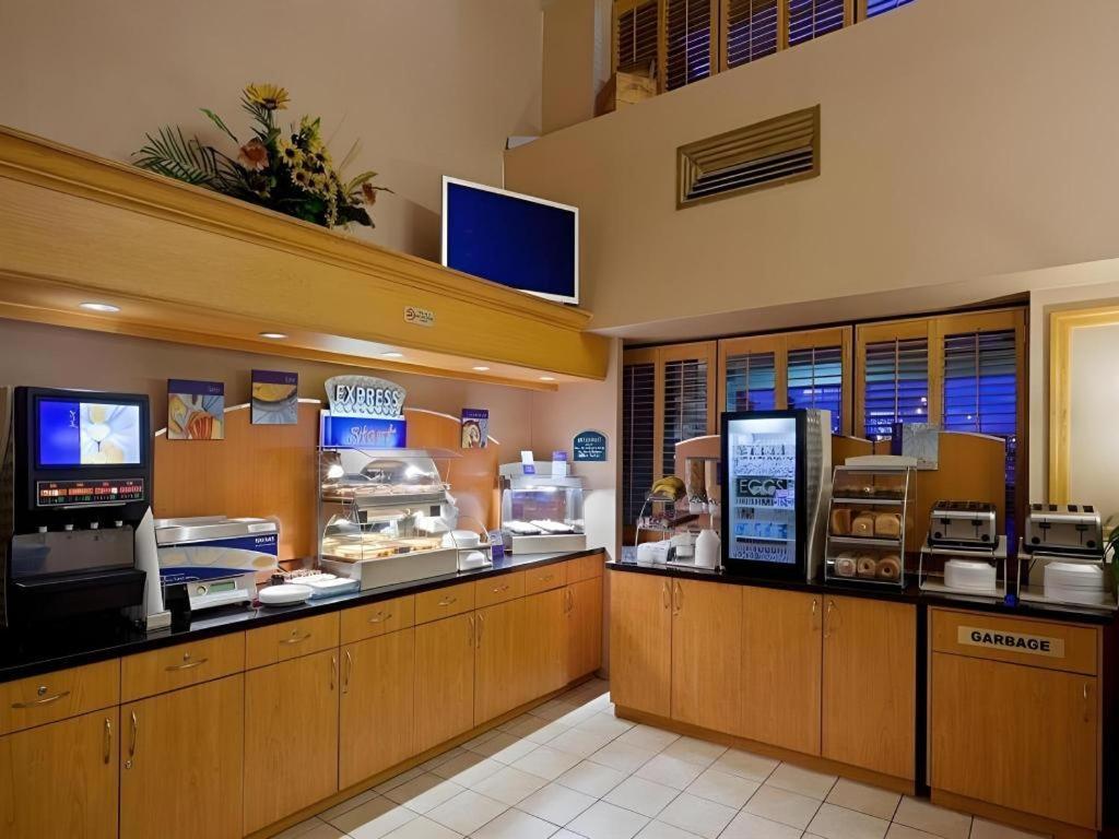 Holiday Inn Express Toronto East - Scarborough By Ihg Exterior photo
