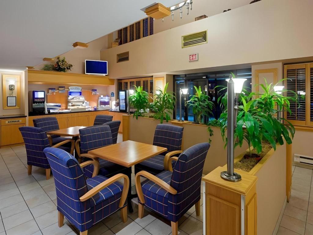 Holiday Inn Express Toronto East - Scarborough By Ihg Exterior photo