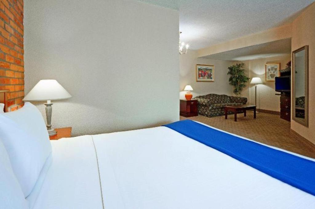 Holiday Inn Express Toronto East - Scarborough By Ihg Exterior photo