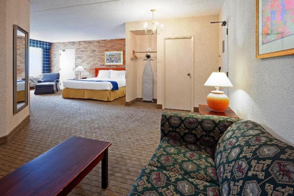 Holiday Inn Express Toronto East - Scarborough By Ihg Exterior photo