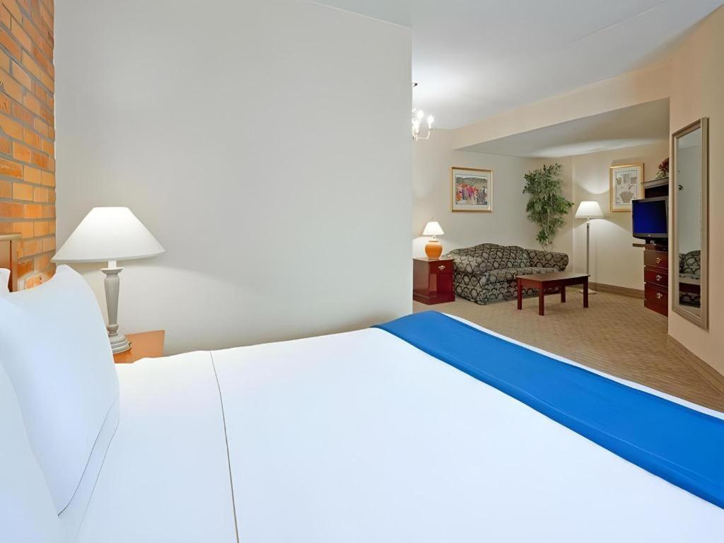 Holiday Inn Express Toronto East - Scarborough By Ihg Exterior photo